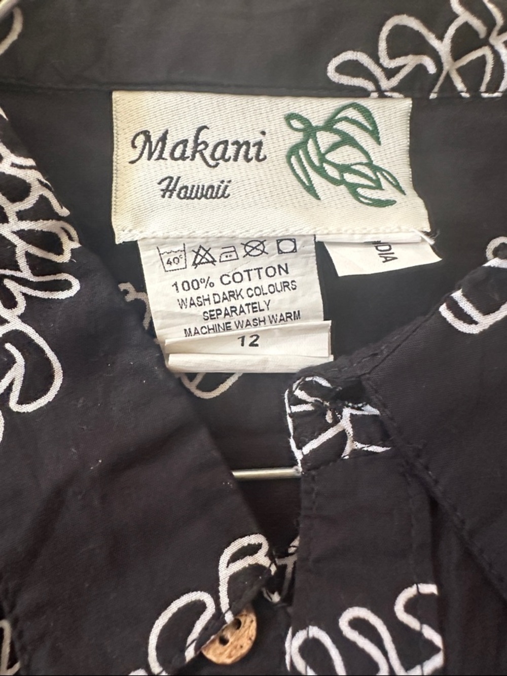 mahina Black Short-Sleeve Shirt with White Wave Motif - Picture 3 of 4